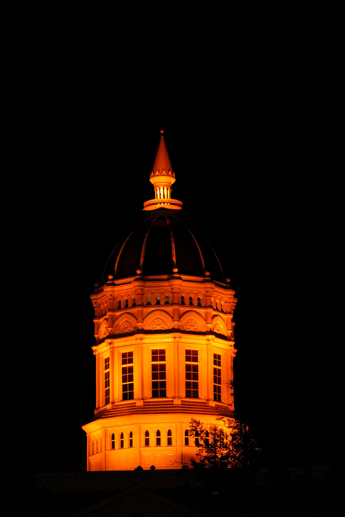 The dome of Jesse Hall illuminates the night (copy)